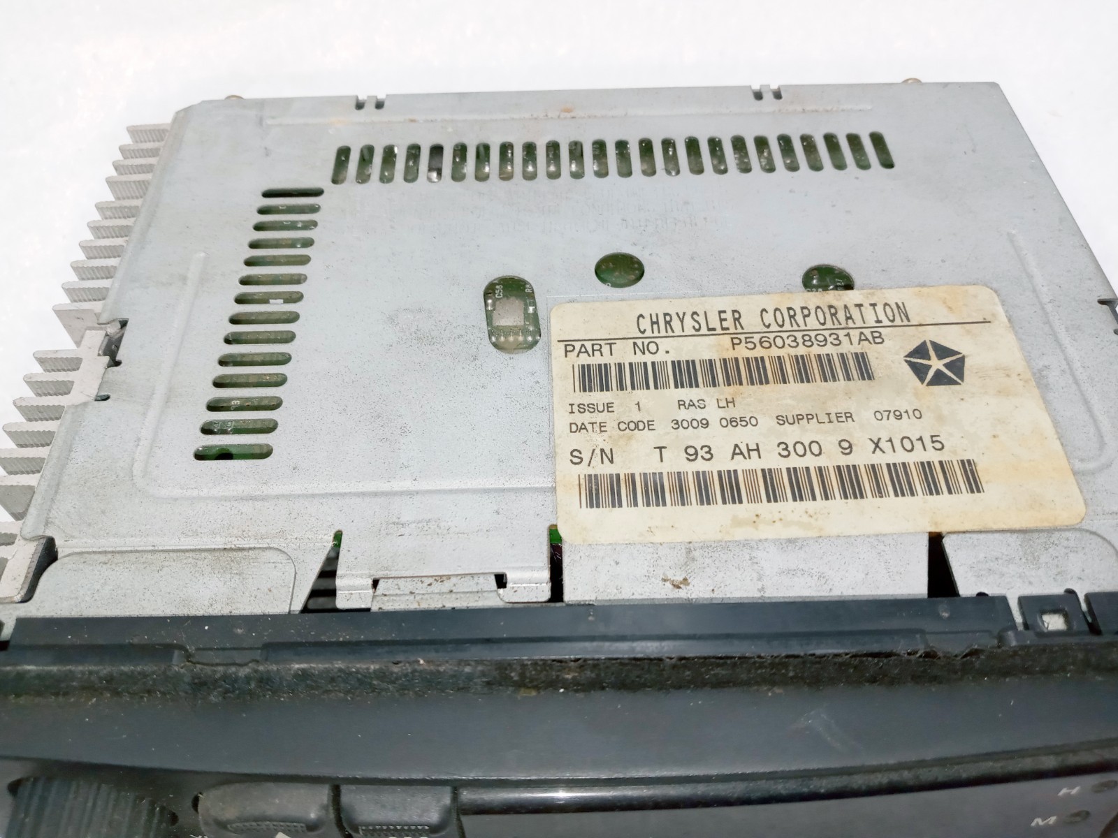 New-Take Out from Dealer AM FM Cassette 1998-02 Dodge Chrysler Jeep P56038931AB