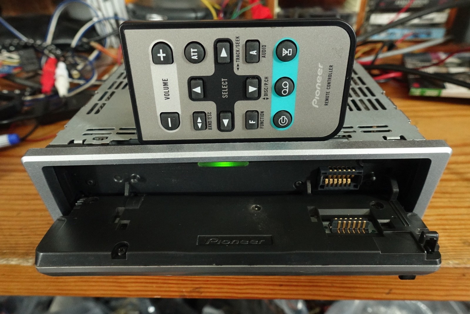 Pioneer DEH-P5850MPH. CD Player In Dash Receiver.Aux-Bluetooth. US Fm Tuner.