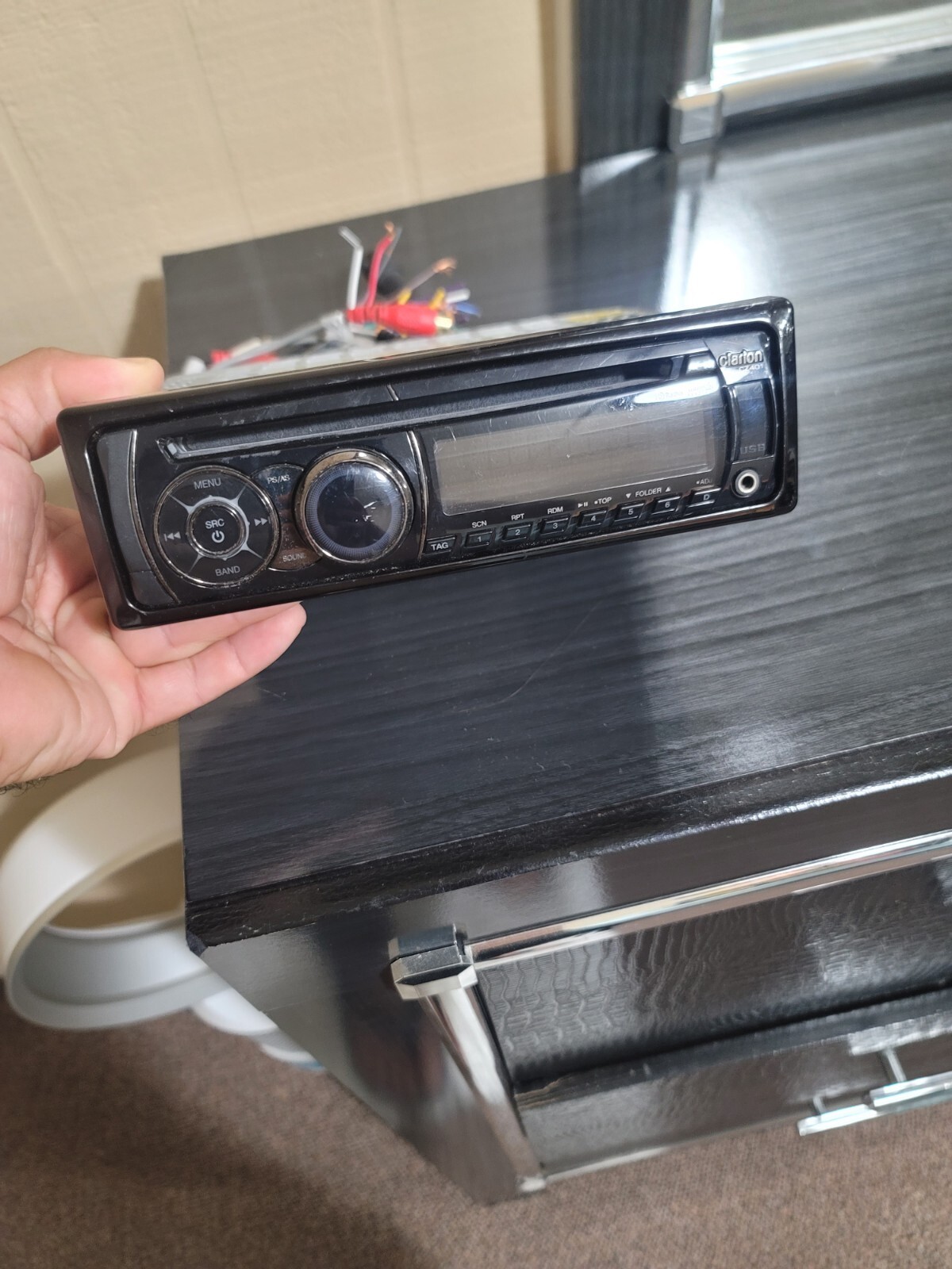 Clarion CZ401. CD/MP3/USB, Sirius Ready HD Radio 200 Wtts