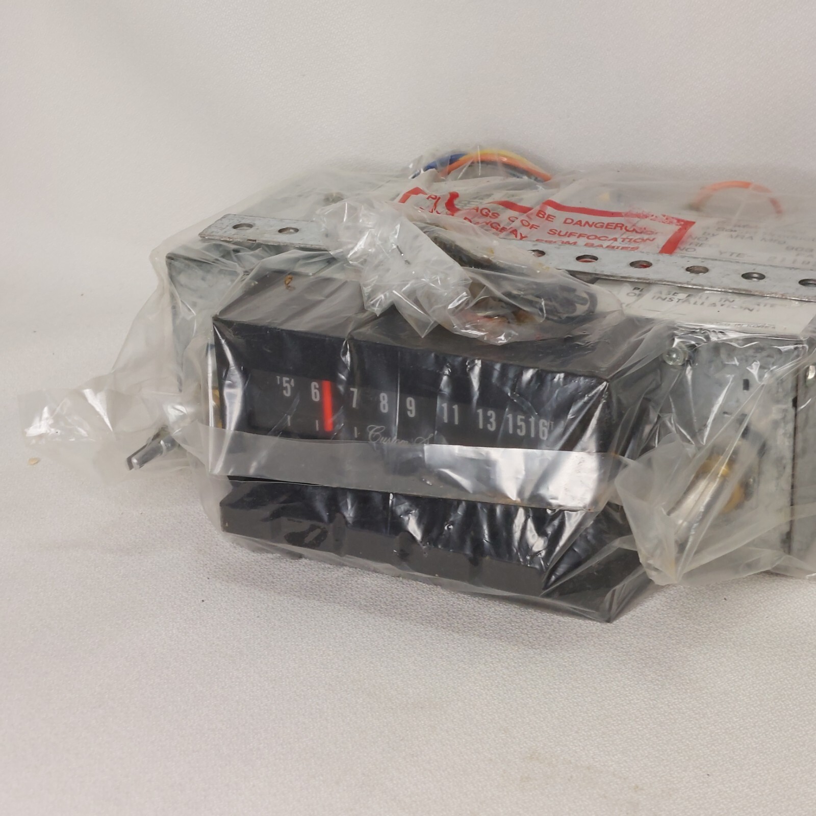 Custom Series ARA In Dash AM Radio Model 9031011-FAM 11 F series base NOS