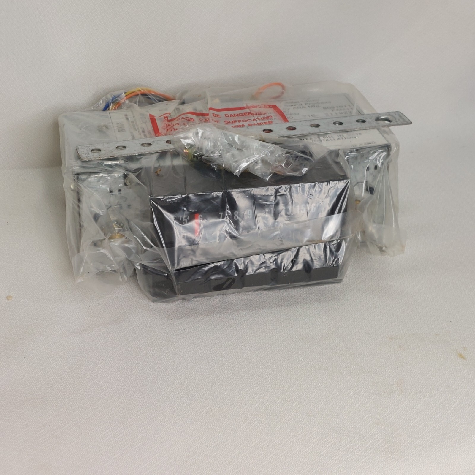 Custom Series ARA In Dash AM Radio Model 9031011-FAM 11 F series base NOS
