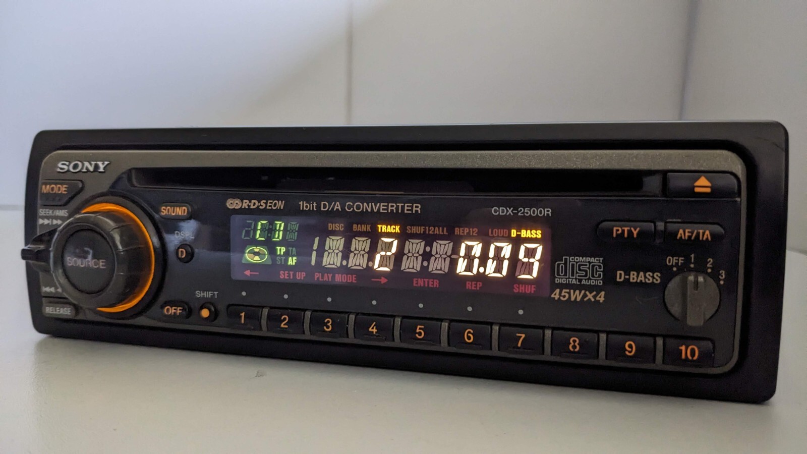Oldschool Sony CDX-2500R FM/AM Radio CD Player 4 x 45 Watt 1 Bit D/A Converter