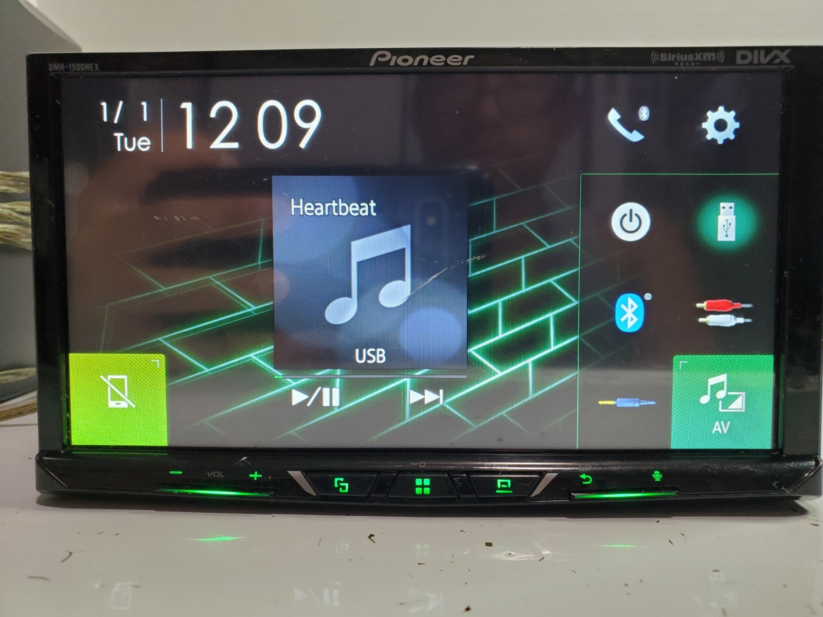 Pioneer DMH-1500NEX Digital Media Receiver with 7″ Display – Scratch On Screen