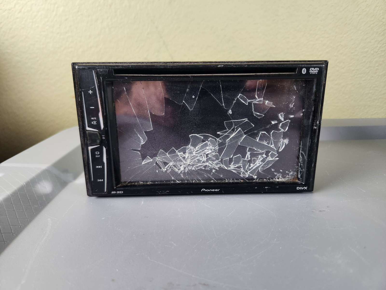 Pioneer AVH-210EX Receiver – AS IS – FOR PARTS Only. Cracked Screen. No Wires