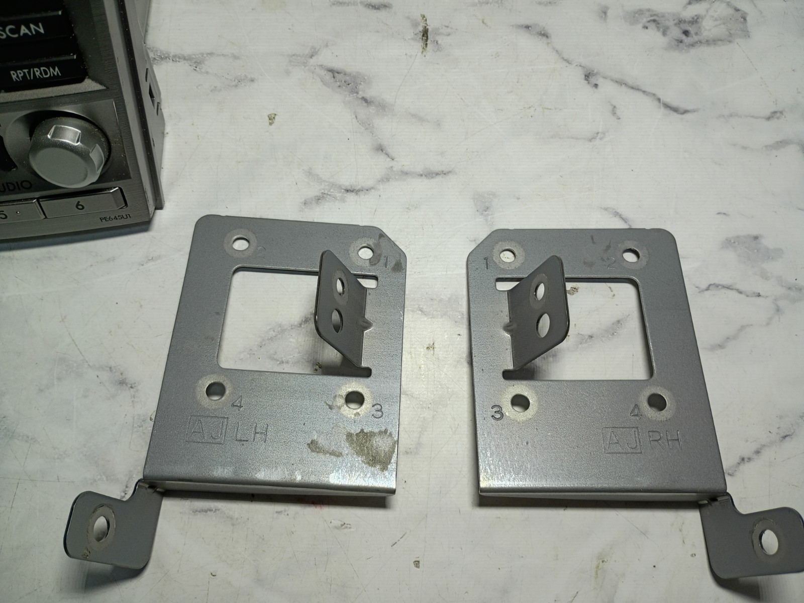 Subaru Legacy / Outback OEM CD MP3 WMAw/ OEM Mounting Brackets & Metra Dash Kit