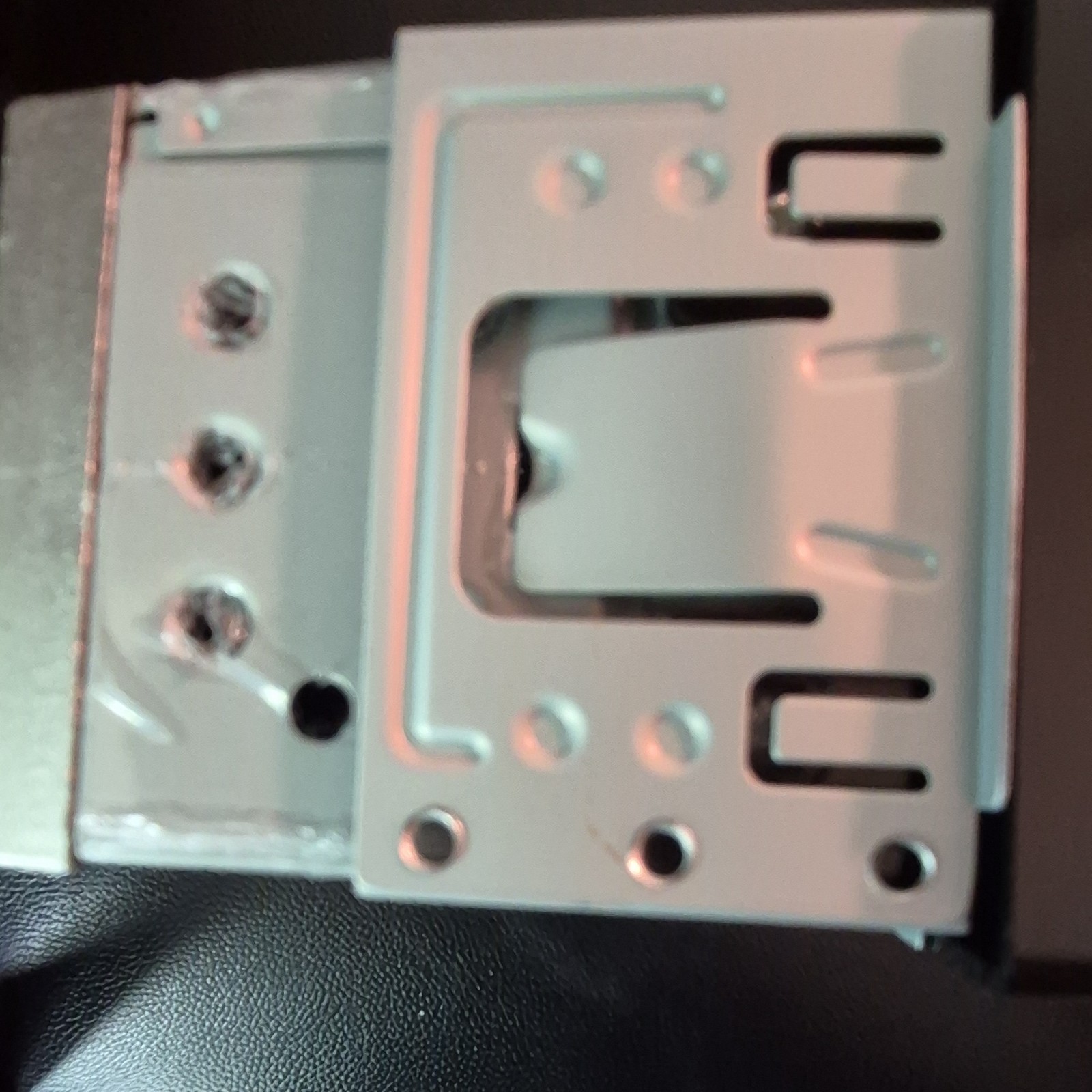 This Is a 1 DIN car stereo radio with FM/AM/MP3/FLAC support.