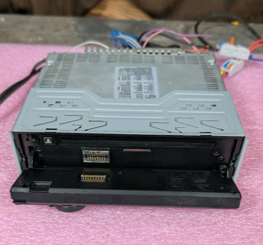 [USED] Alpine CDA-105 In-Dash Car Audio CD/MP3/USB Stereo Receiver (Tested)