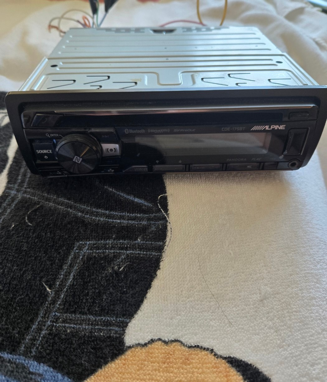 Alpine CDE-175BT CD/USB Receiver with Bluetooth