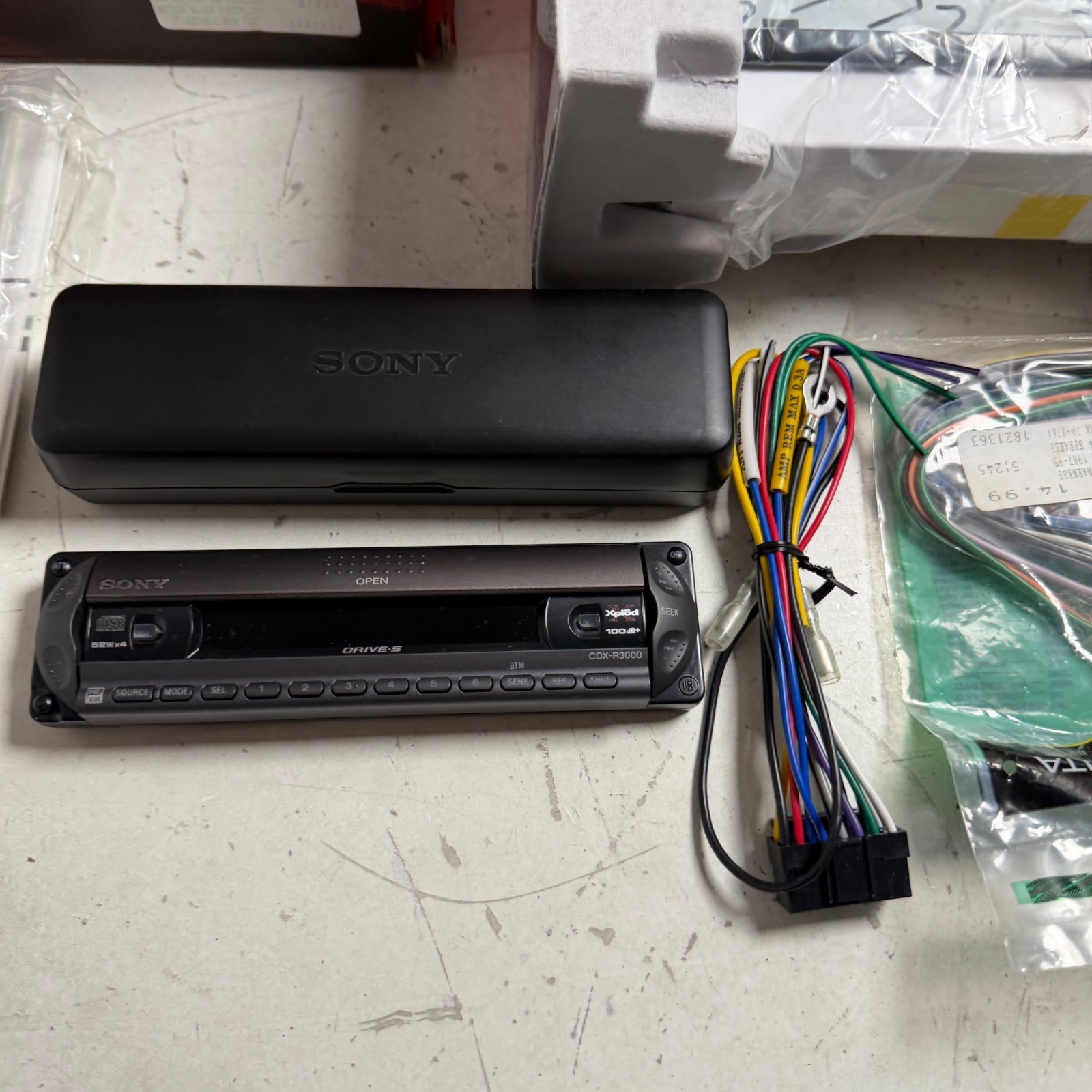 Sony Xplod CDX-R3000 Black Gray FM/AM Compact Disc Player Car Stereo Head Unit