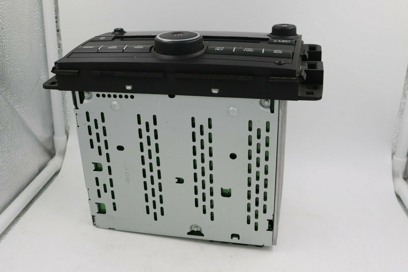 2007 2008 Saturn Outlook OEM AM FM CD MP3 Radio Player AUX 25827114 CQ-JG0760YC