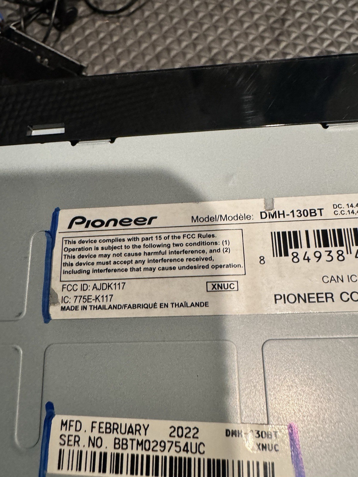Pioneer DMH-130BT Double-DIN Bluetooth 6.8″ Touchscreen Digital Media Receiver