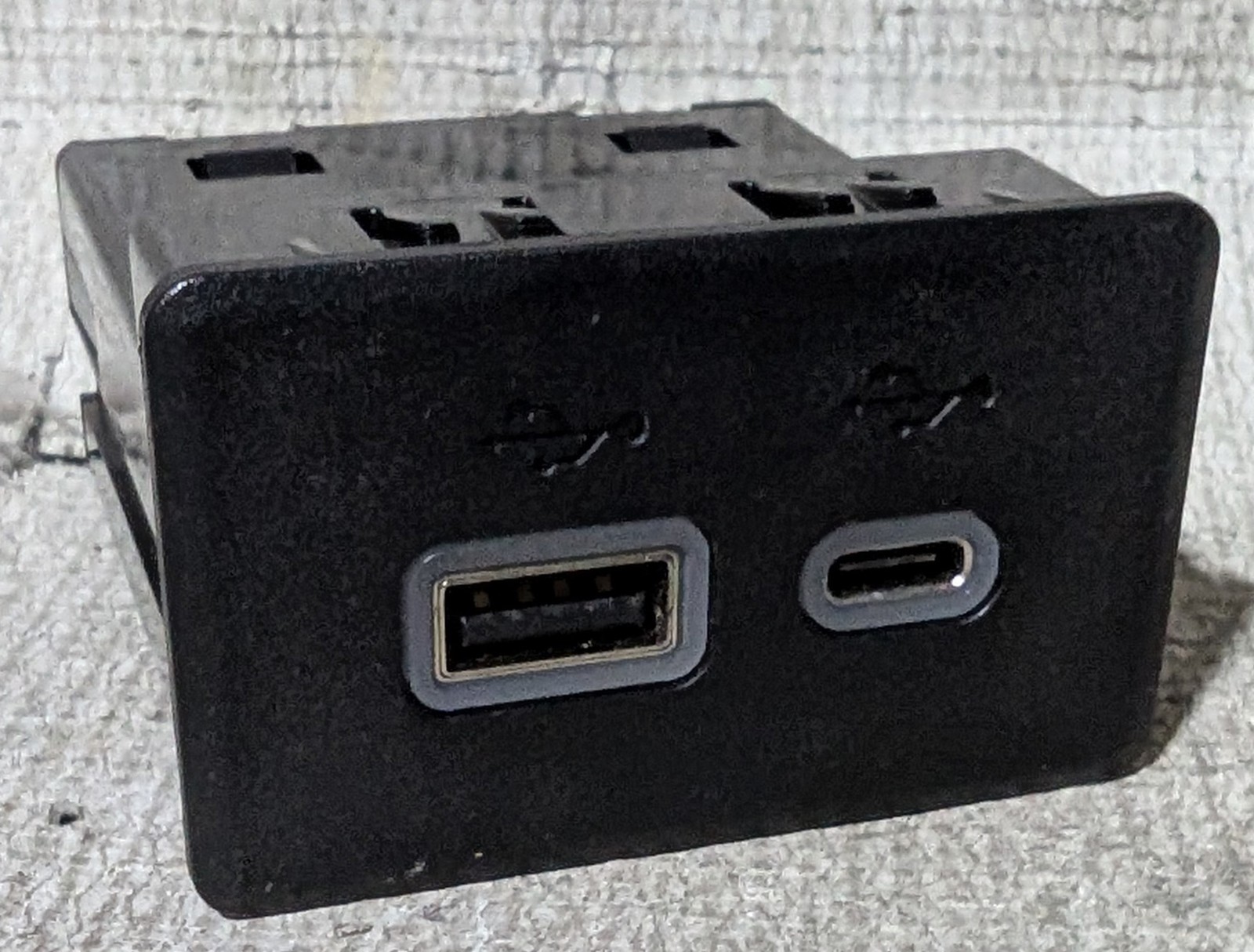 Chevy Silverado / Sierra 2019 2020 2021 OEM Spark & USB C Power Jack 13520516