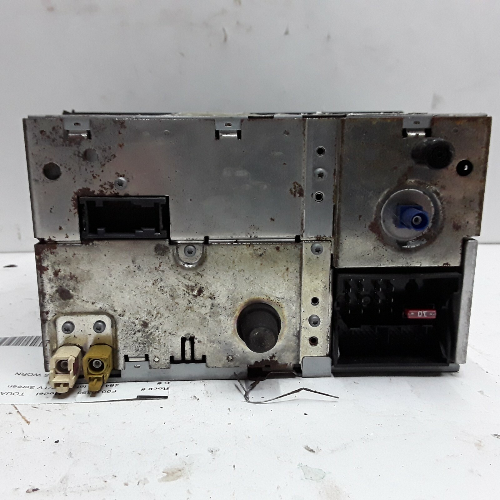 04 05 Volkswagen Touareg AM FM CD navigation radio receiver damaged screen as is