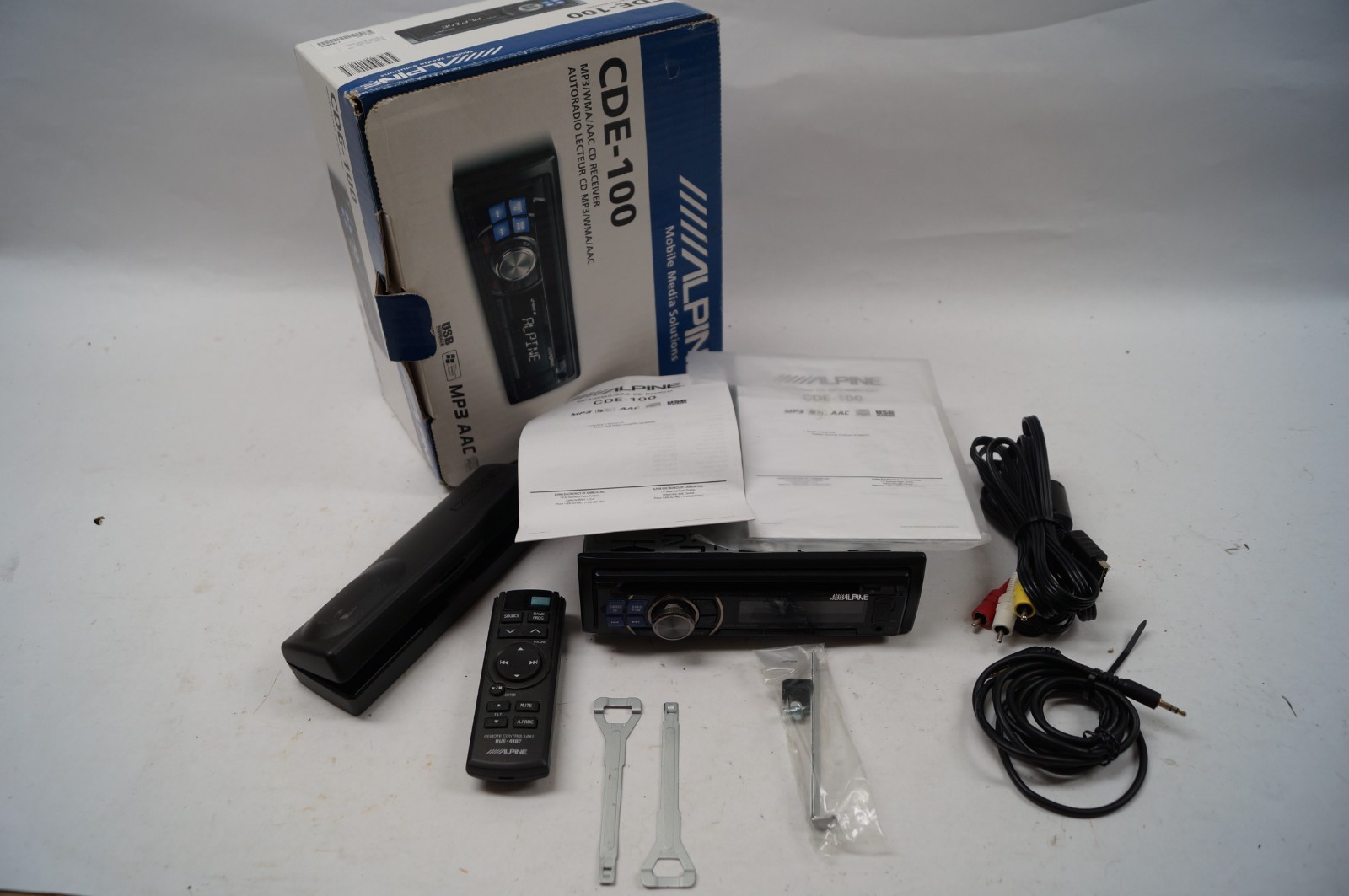 Alpine CDE-100 CD Player MP3 In-Dash Auto Radio USB Detachable Face WORKING F153