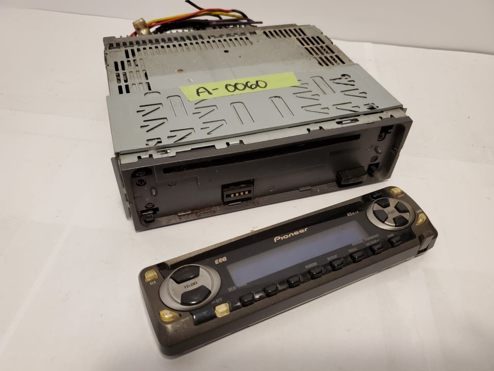 Pioneer car’s radio DEH-1400 Used AM/FM CD Player – (A-0060)