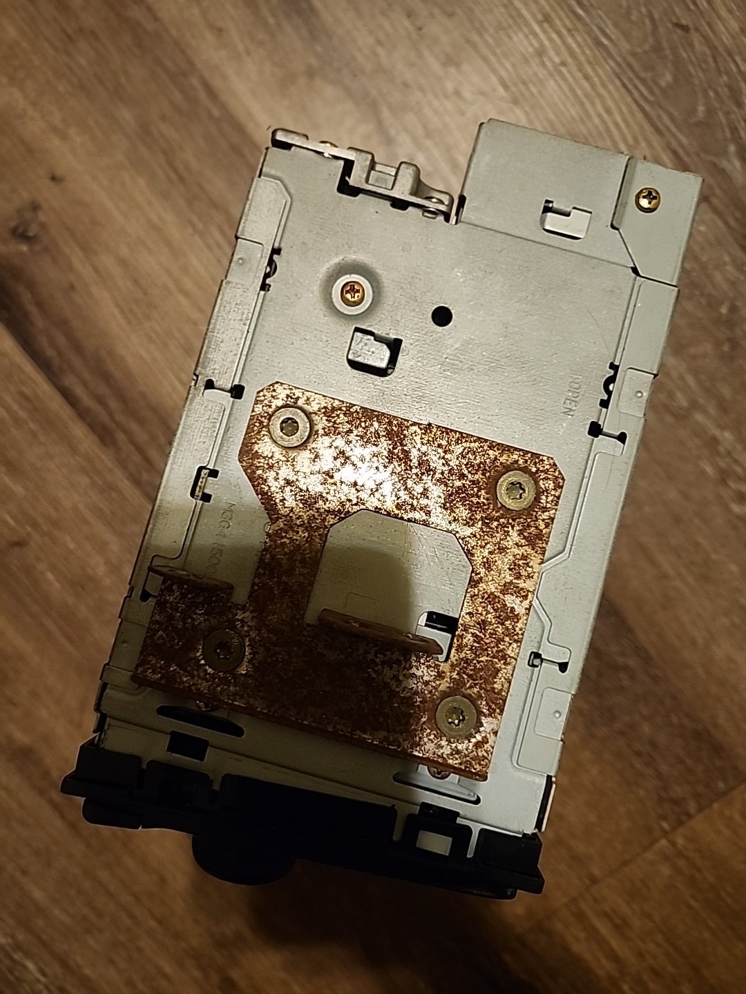 02-04 Nissan Xterra Frontier AM FM six-disc CD radio receiver Rockford Fosgate.