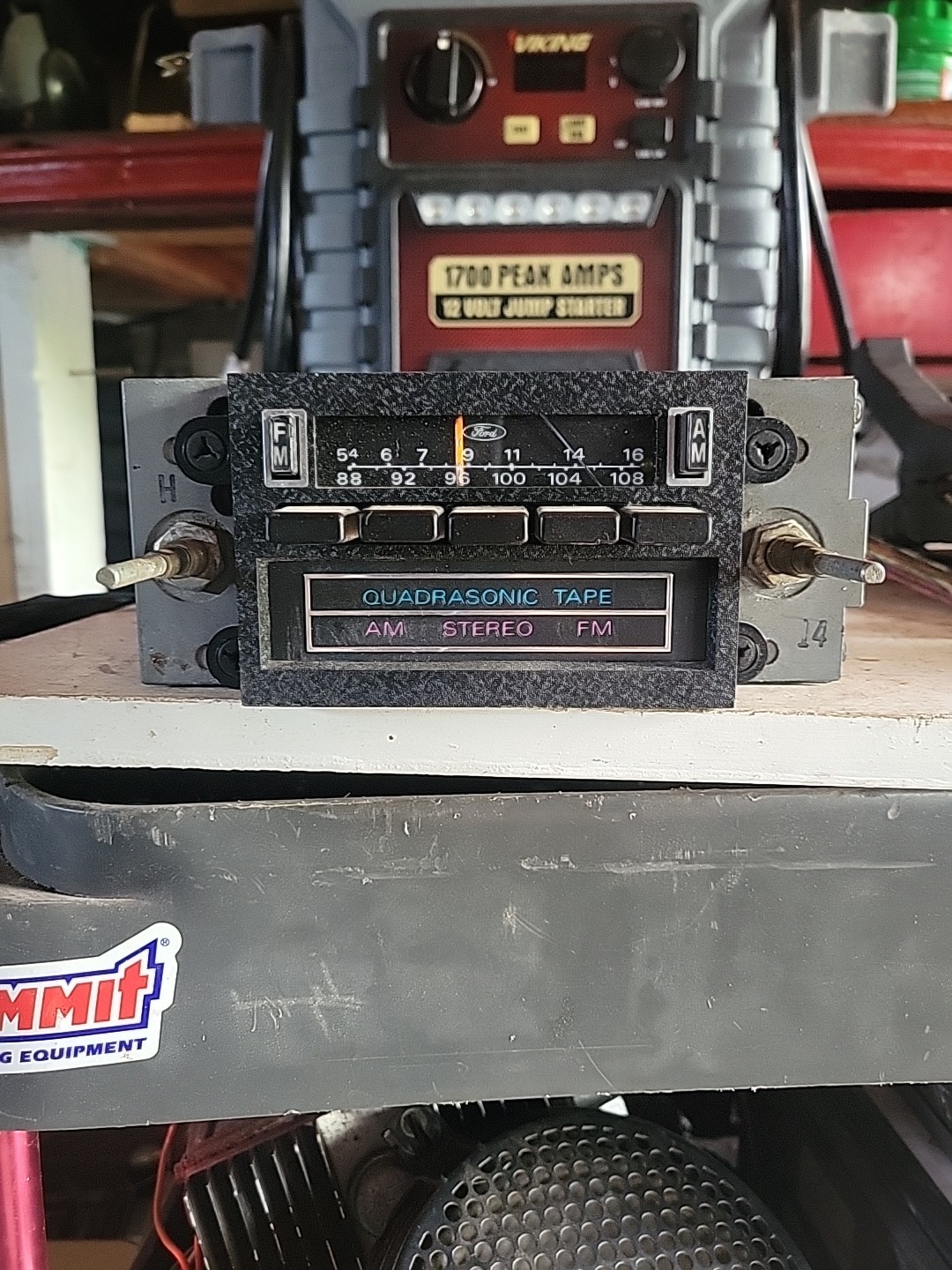 FORD D8AF-19A188-AA / 5FD4804 Motorola AM/FM Quadrasonic 8-Track Tape Radio