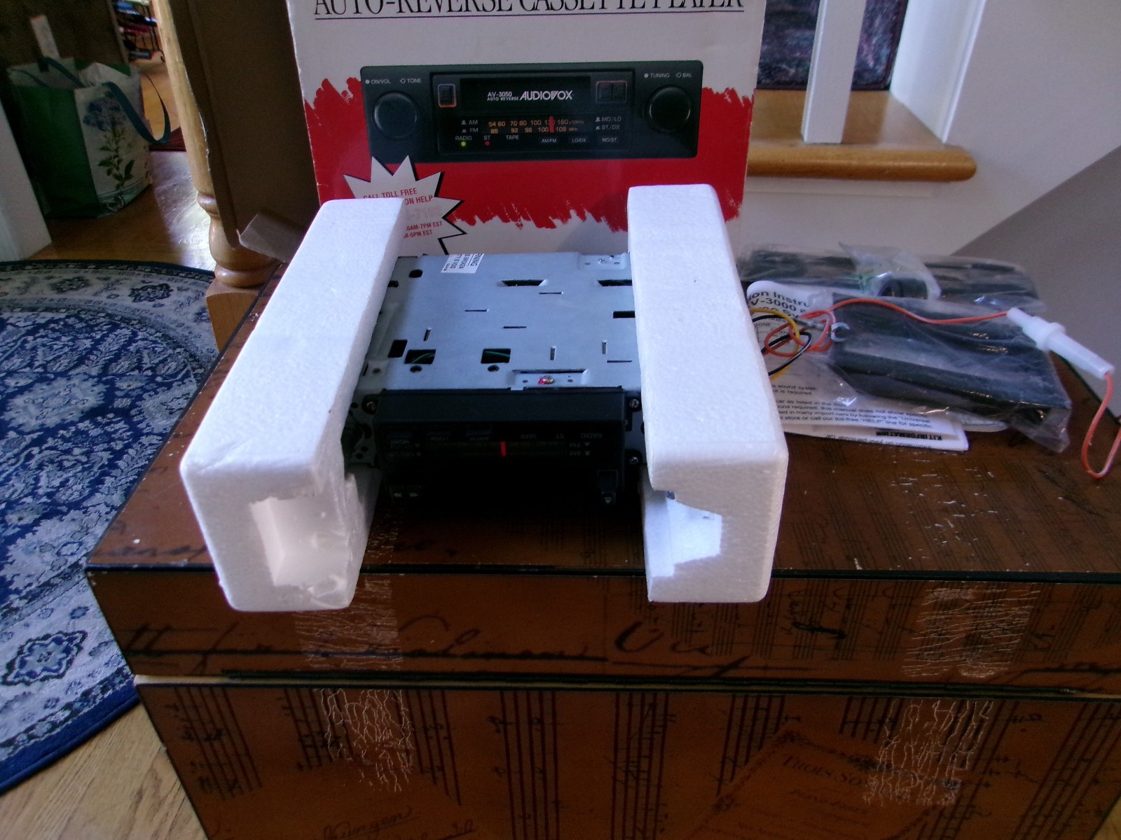 AUDIOVOX AV-3050 AM/FM MPX, AUTO-REVERSE CASETTE PLAYER WITH BOX