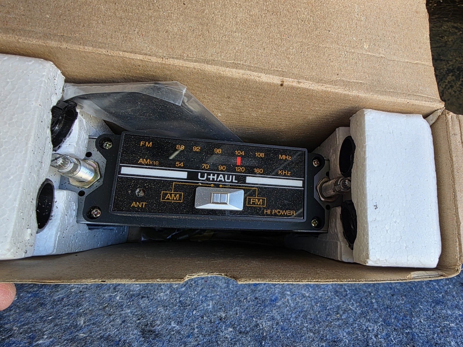 U-Haul UH-1555 Solid State AM/FM Auto Radio Manual Tuning 12V Negative Ground