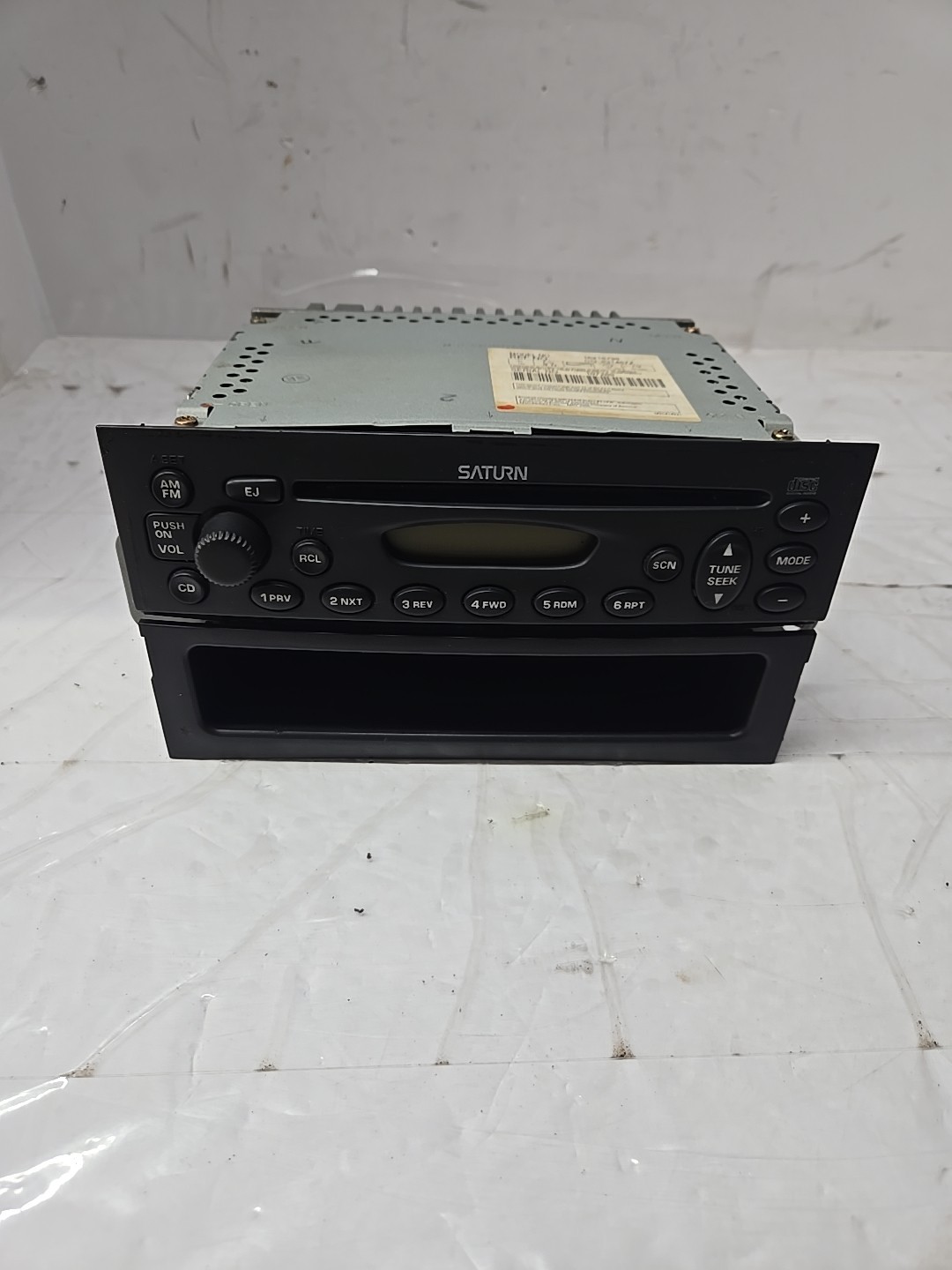 2004 SATURN VUE AM FM CD RADIO ID 15219738