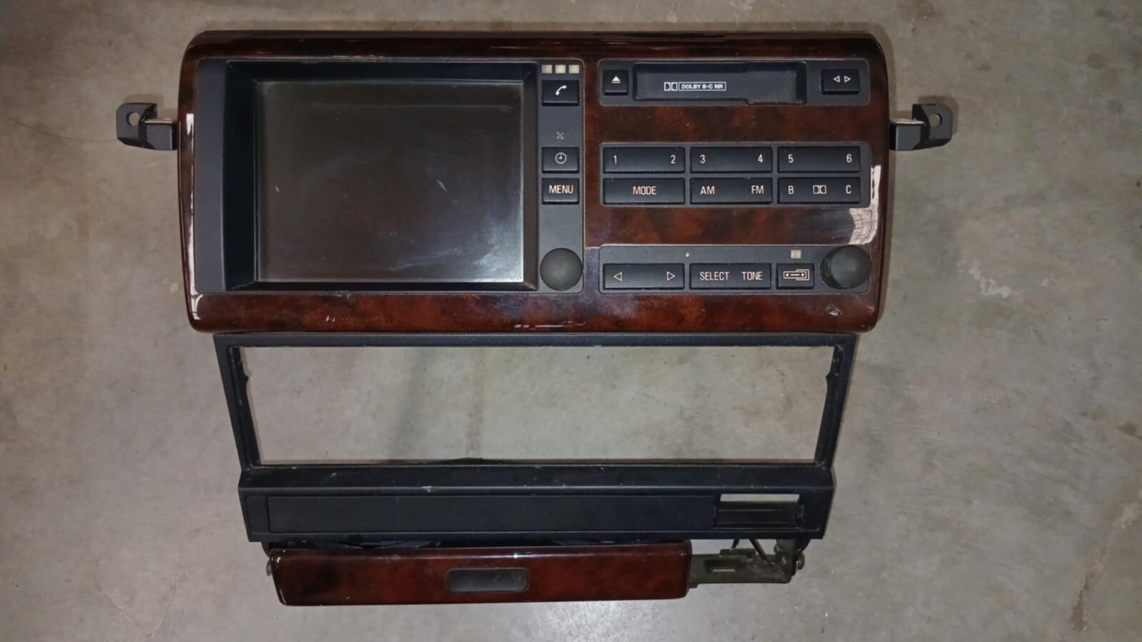 06/1996 to 12/2001 BMW E38 7 Series Sedan – In dash radio with screen & surround
