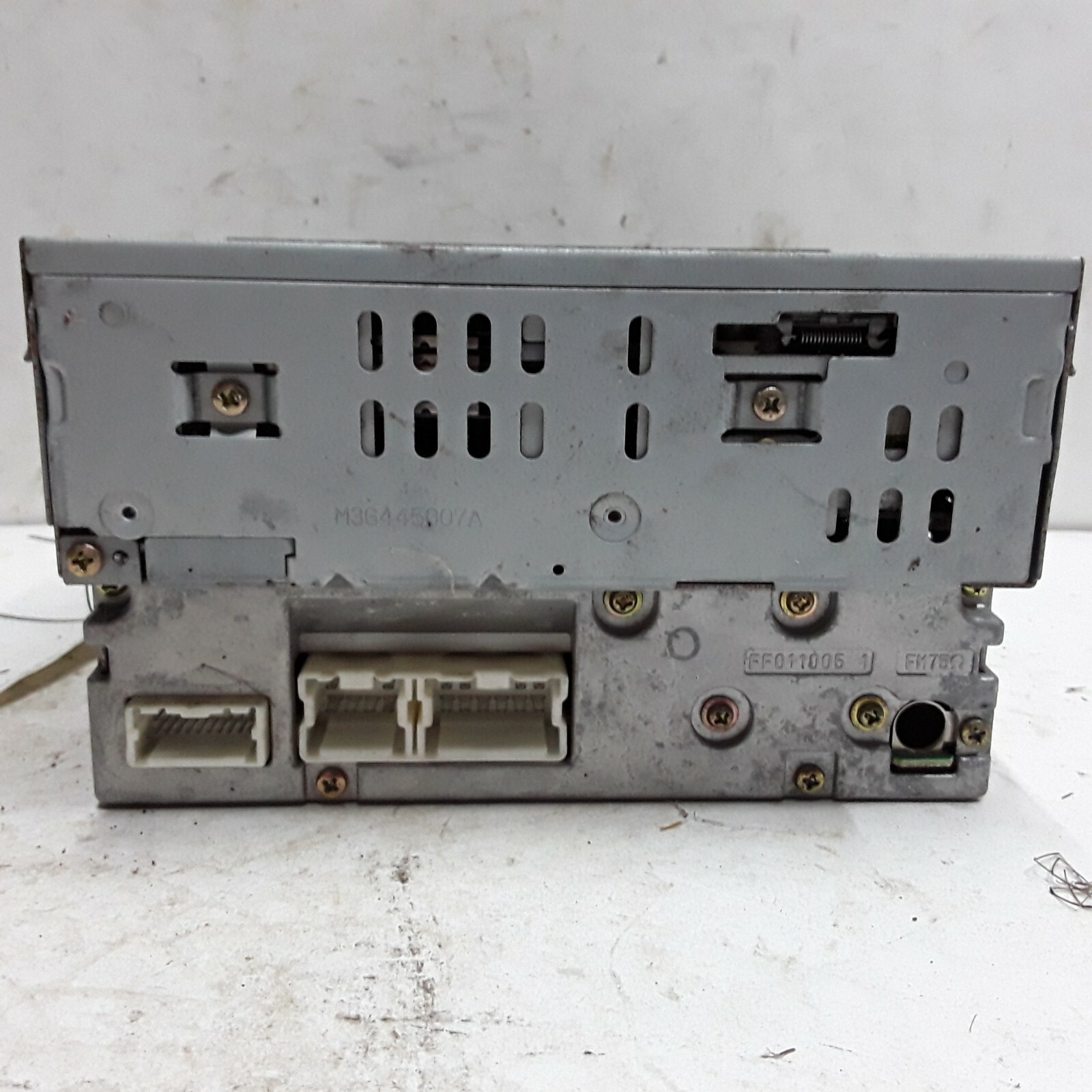 02 03 04 Nissan Xterra Frontier AM FM six-disc CD radio receiver Rockford Fosgat