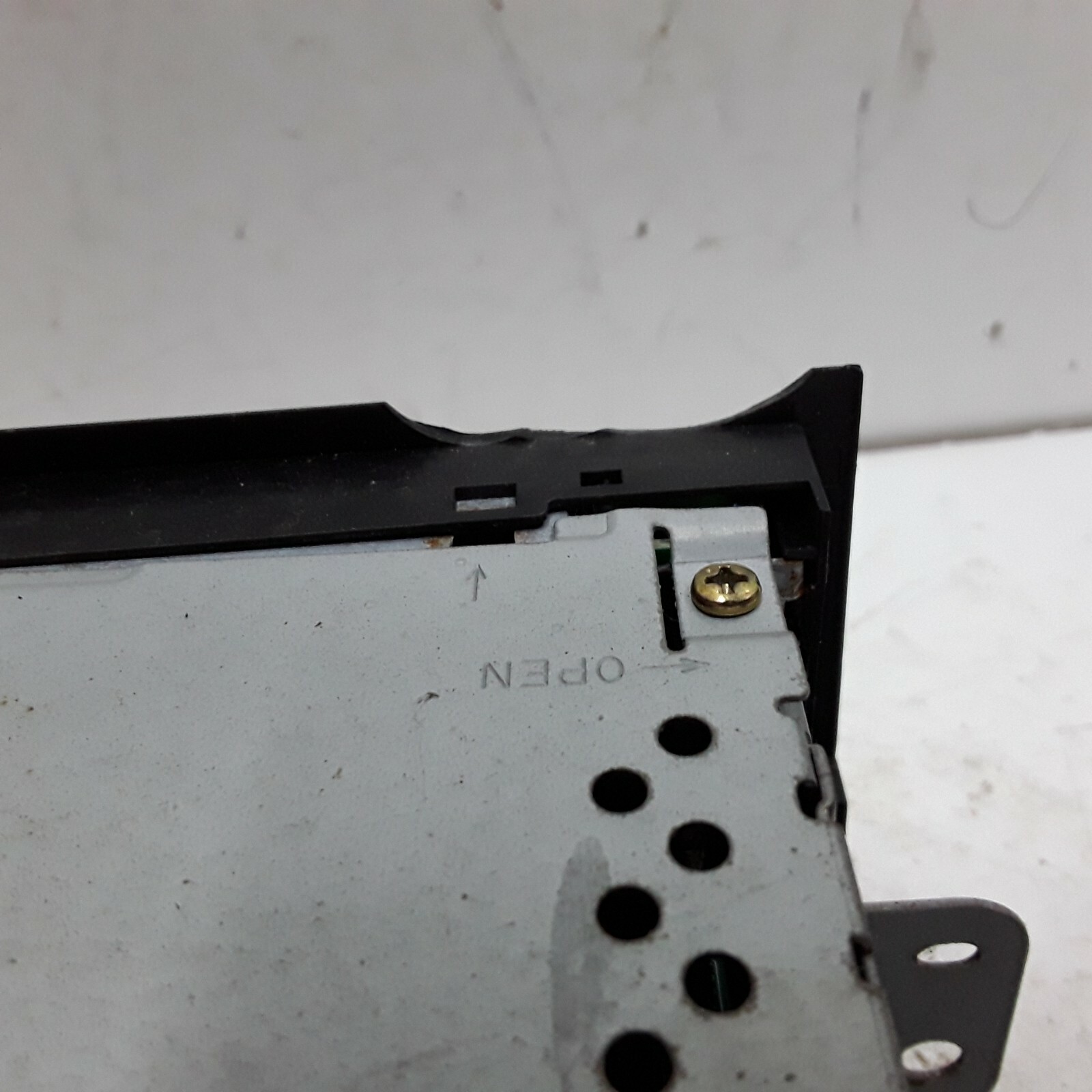 04 05 Saturn Ion Saturn Vue AM FM single CD radio receiver OEM 22722992 damaged