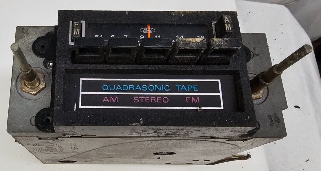 Ford Motorola AM/FM Quadrasonic 8-Track Tape Radio D8AF-19A188-AA / 5FD4804 -OEM