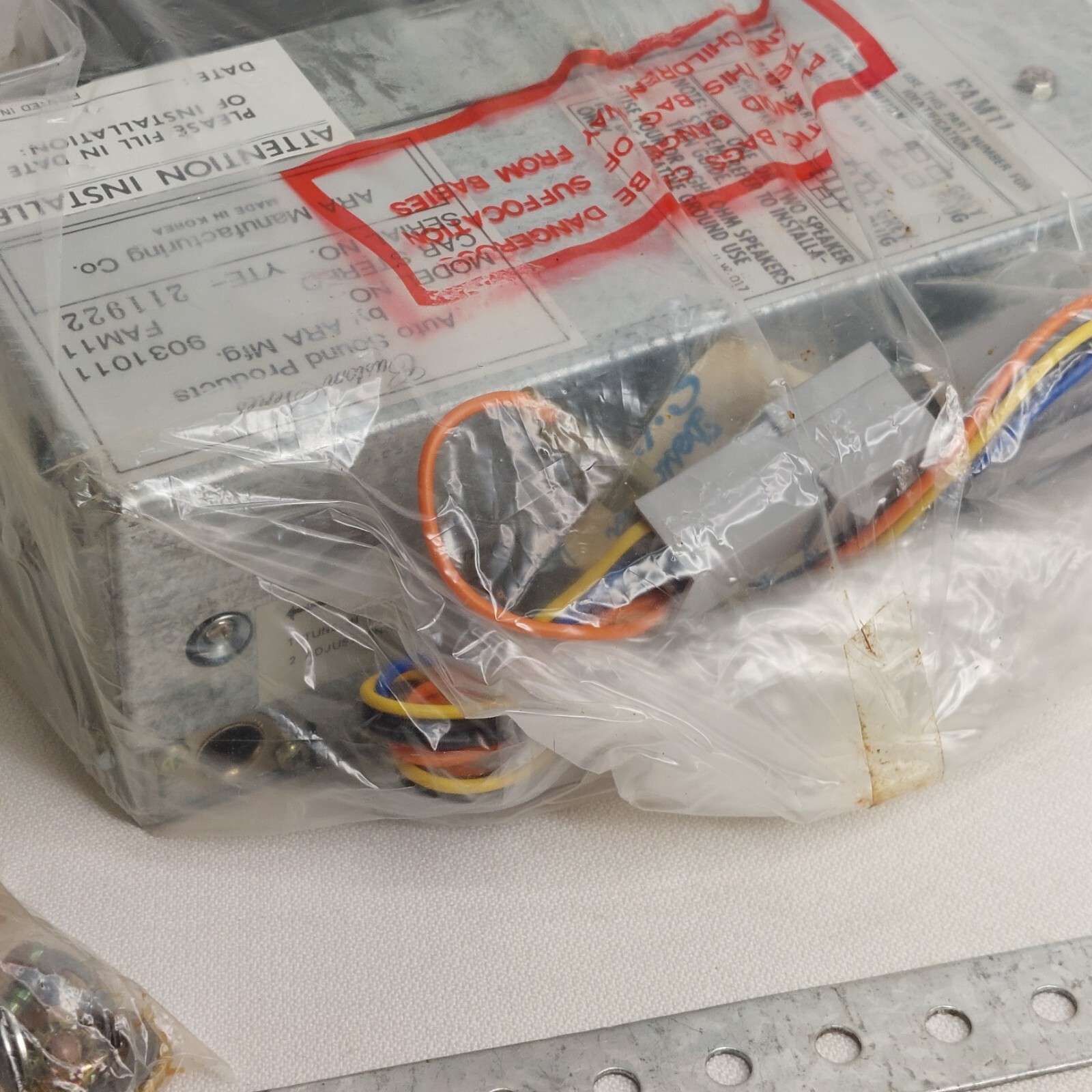 Custom Series ARA In Dash AM Radio Model 9031011-FAM 11 F series base NOS