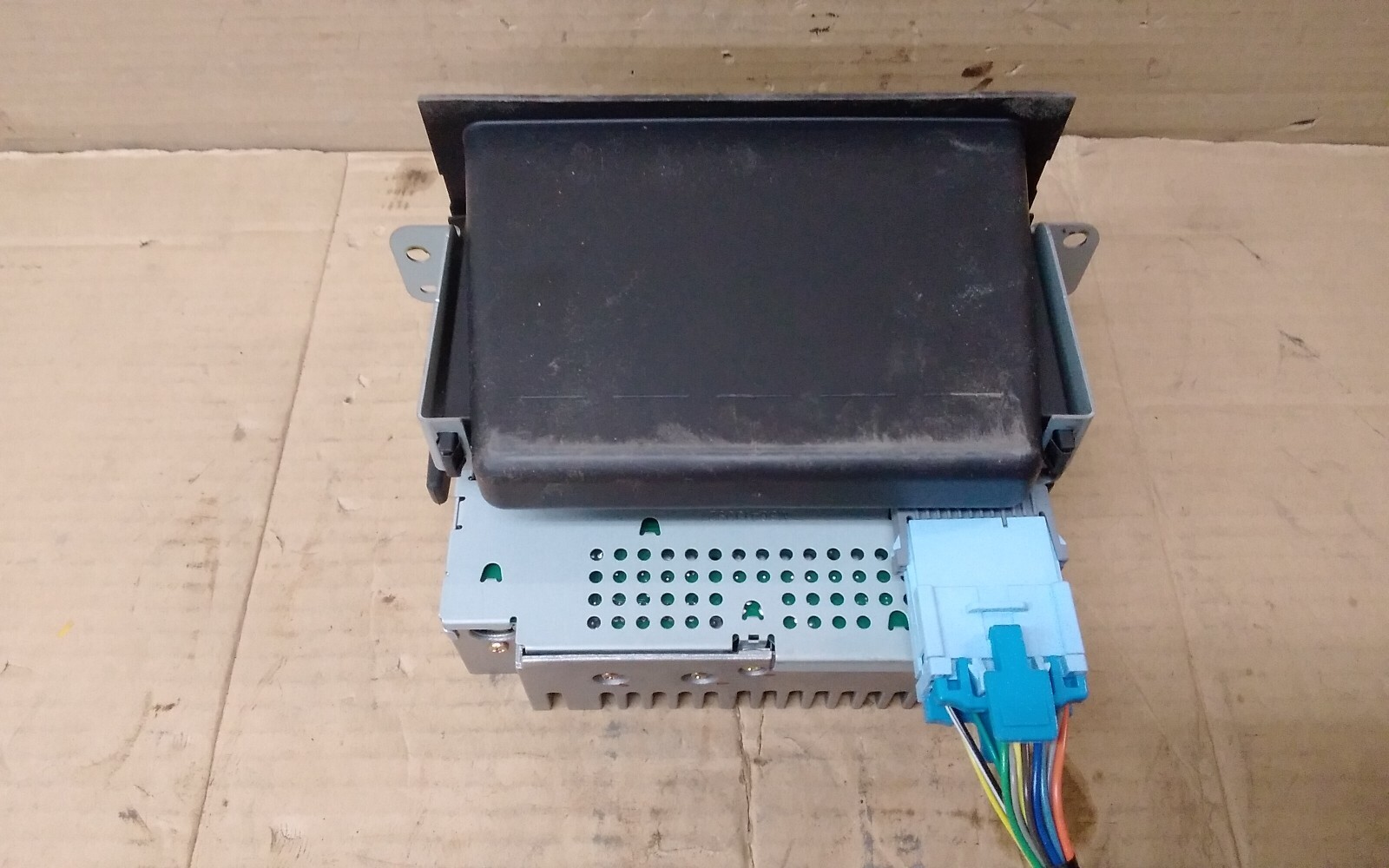 2004 SATURN VUE AM FM CD RADIO ID 15219738