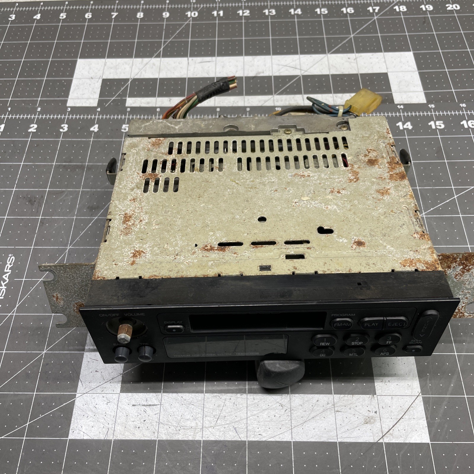 Isuzu AM FM Cassette Tape Player Factory Car Stereo Radio 8-97070-488-2
