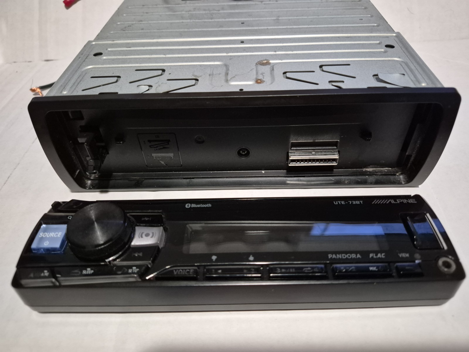 Alpine UTE-73BT Single Din Car Stereo Bluetooth – Aux – Usb – Detachable Face