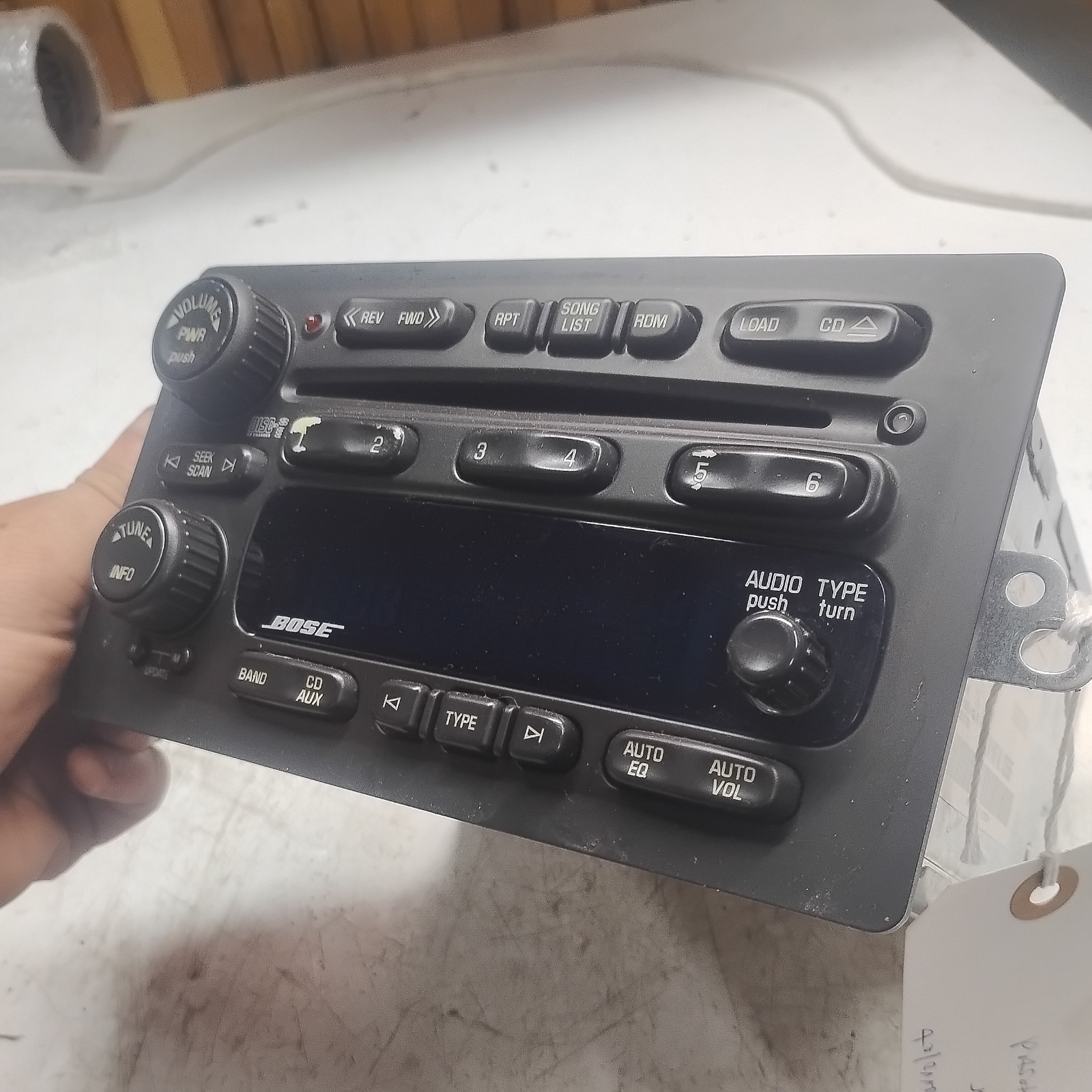 05 06 Trailblazer Envoy Rainier Bose AM FM 6 disc CD radio receiver buttons worn