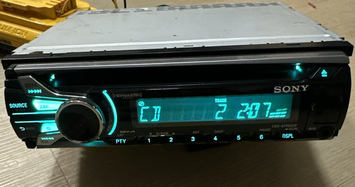 Sony CDX-GT565UP FM/AM Compact Disc Player Sirius XM W/ Remote.. Works Great!