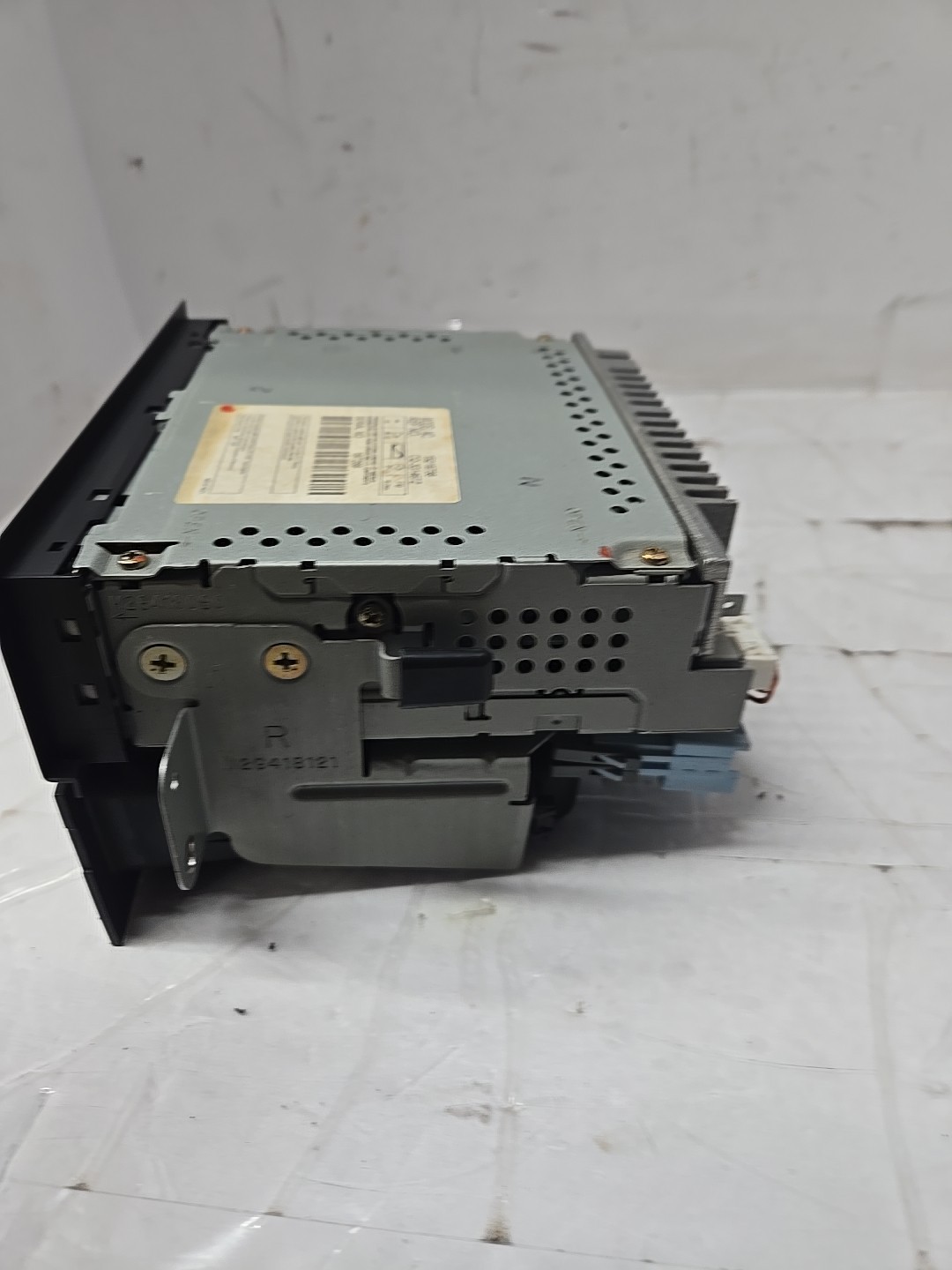 2004 SATURN VUE AM FM CD RADIO ID 15219738