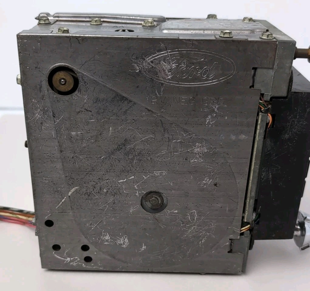Ford AM/FM Quadrasonic 8-Track Tape Radio D8AF-19A188-AA Sold As Is Not Tested