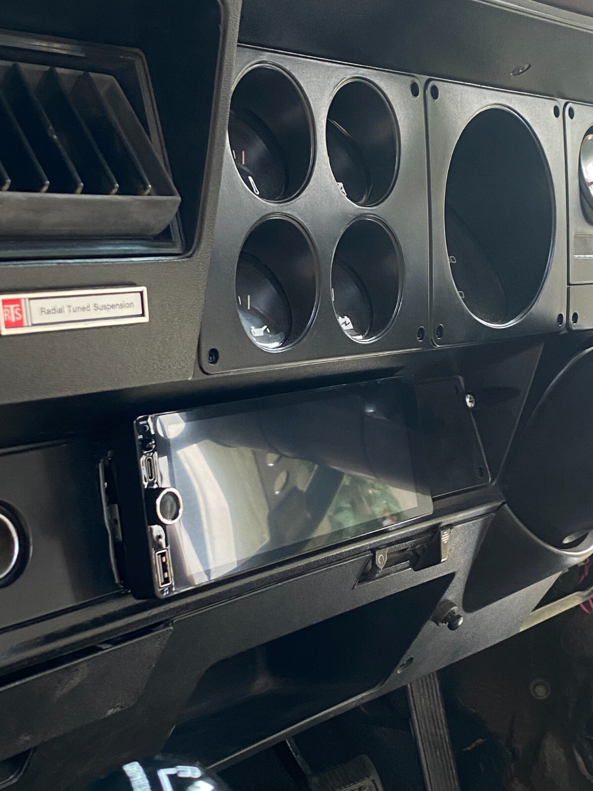 7″ Single DIN Car Stereo with Apple CarPlay & Android 12 | Fits HQ-WB HOLDEN