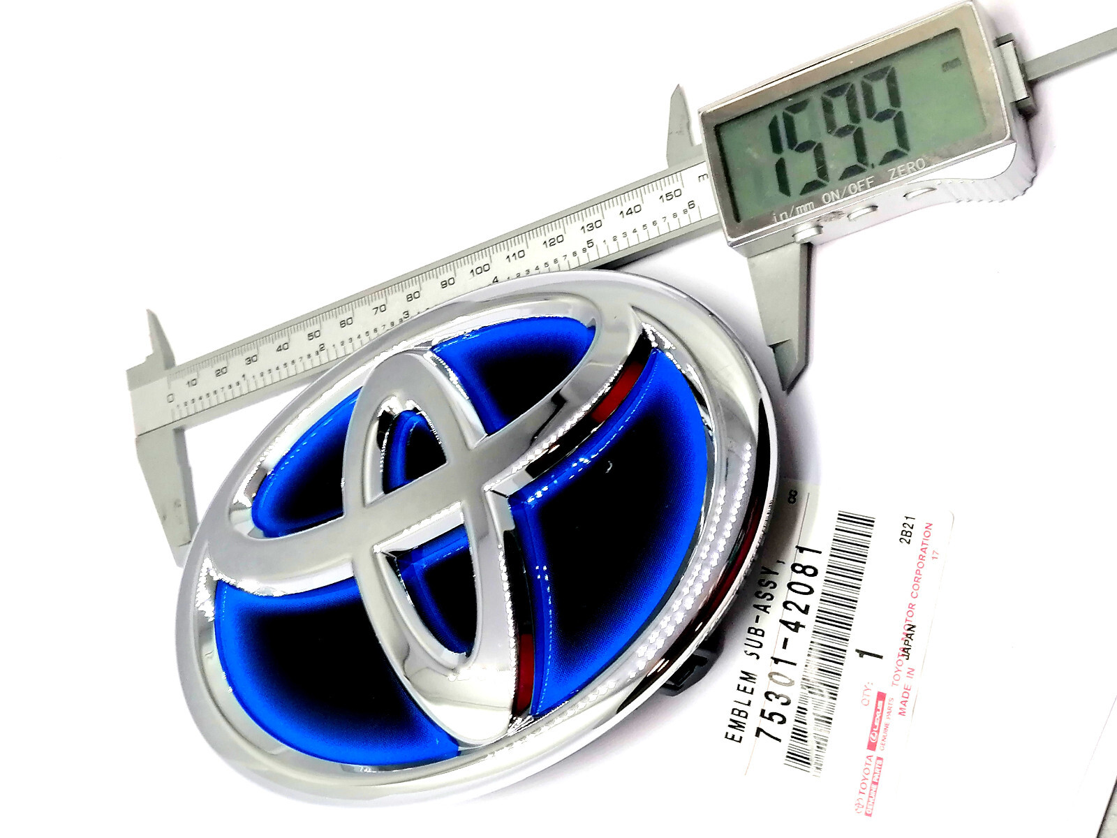 7530142080 NEW GENUINE TOYOTA RAV4 HYBRID 2015-19 FRONT GRILL BADGE NOT RADAR