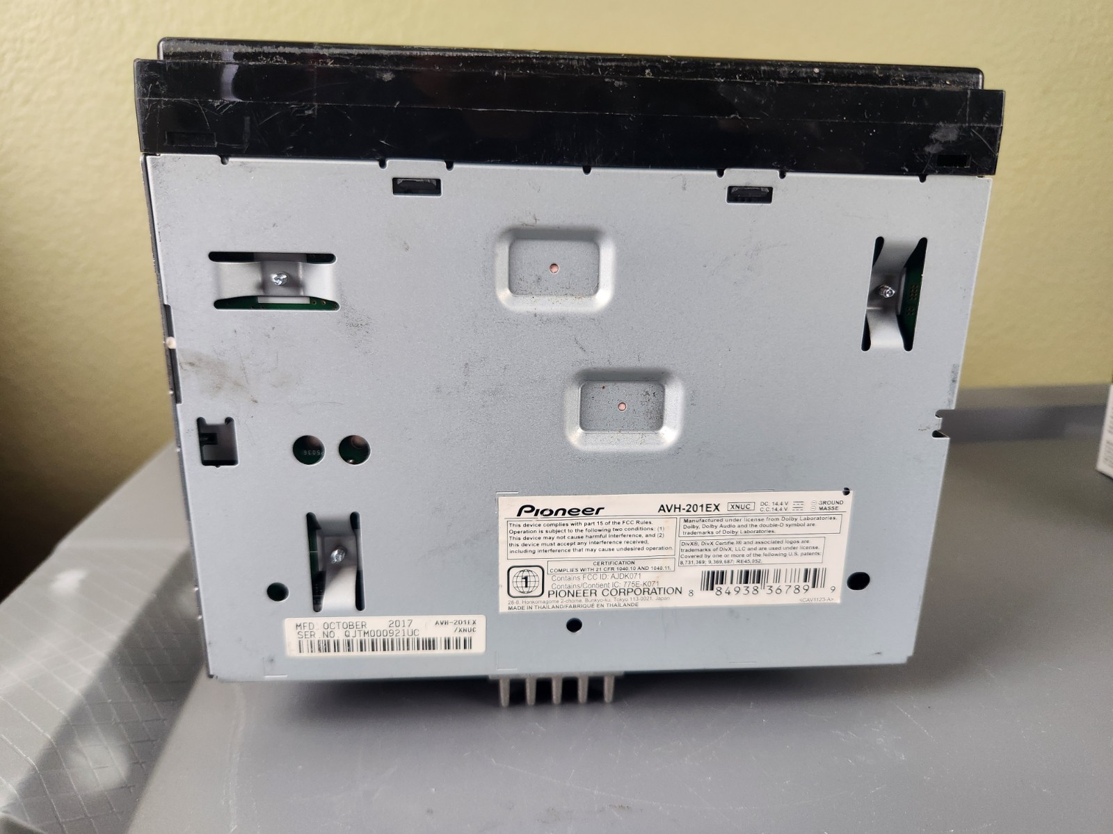 Pioneer AVH-210EX Receiver – AS IS – FOR PARTS Only. Cracked Screen. No Wires