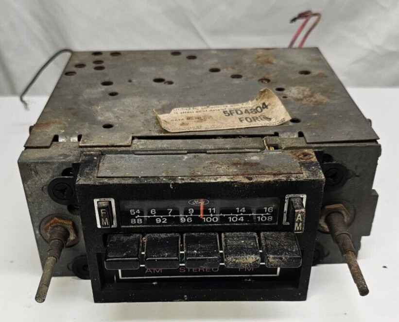 Ford Motorola AM/FM Quadrasonic 8-Track Tape Radio D8AF-19A188-AA / 5FD4804 -OEM