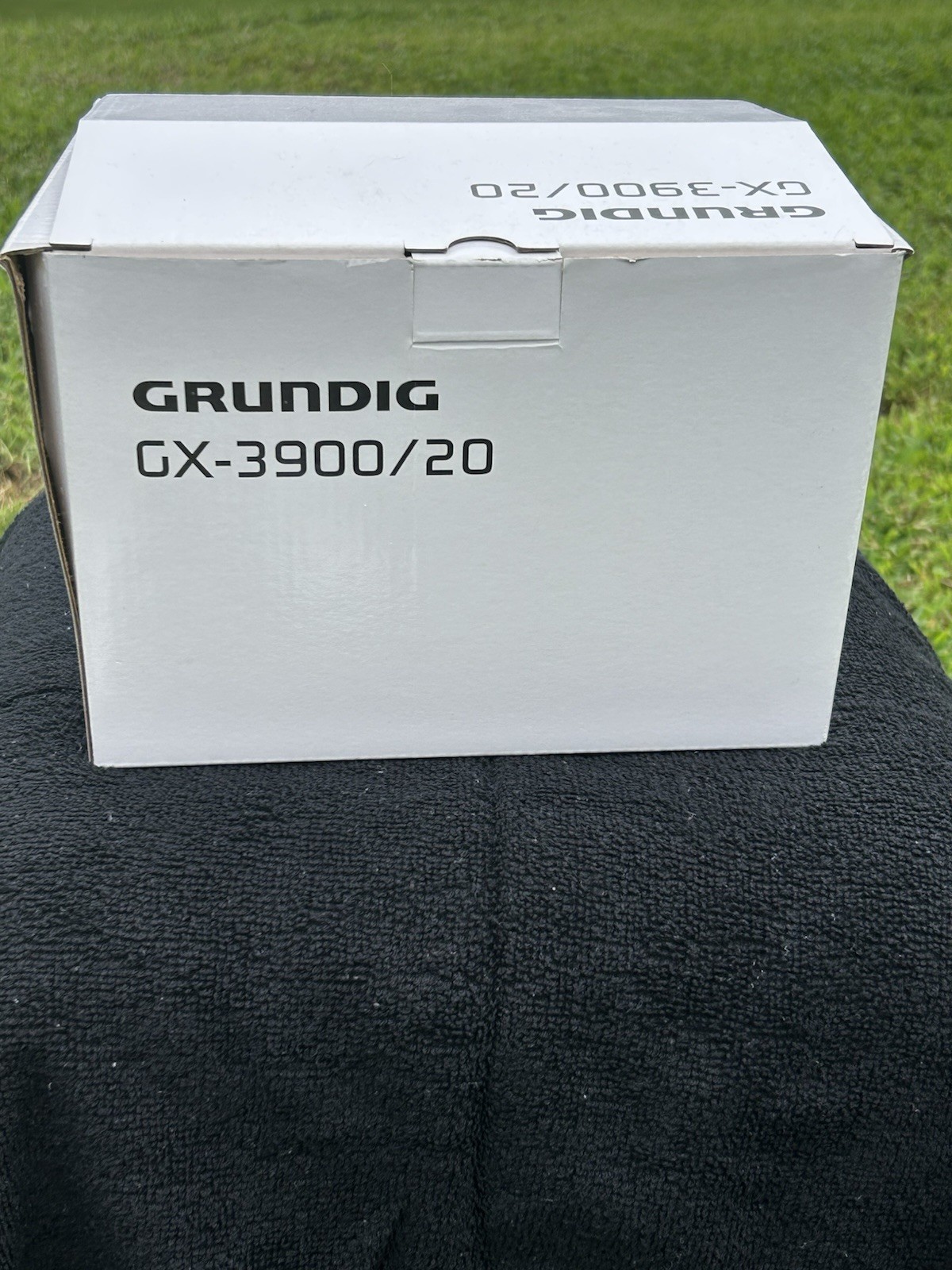 Grundig GX-3900 3 mons old has features such as GPS, Bluetooth, Apple car play