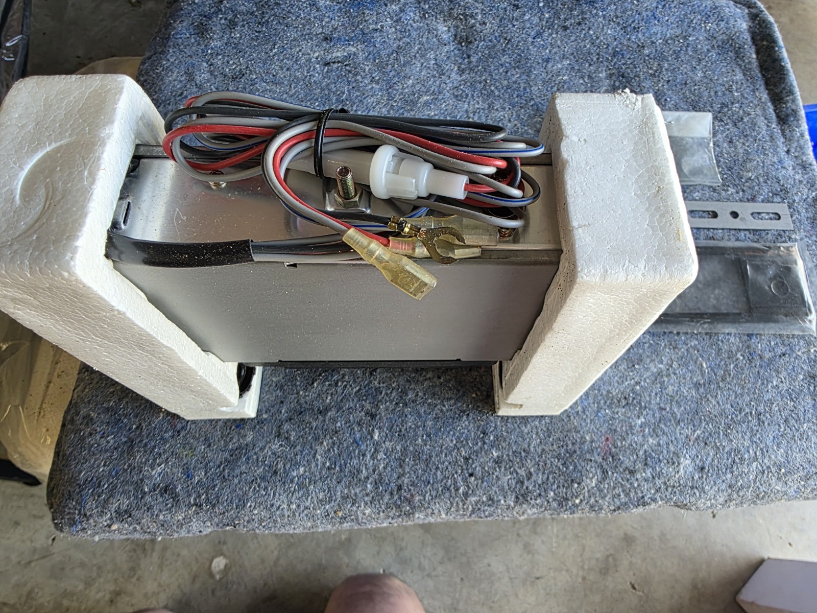 U-Haul UH-1555 Solid State AM/FM Auto Radio Manual Tuning 12V Negative Ground