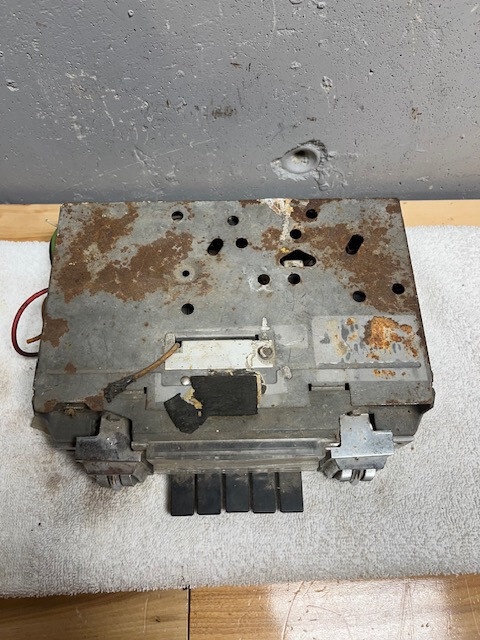 Mopar – Chrysler Solid State Thumb Dial Switch AM Radio