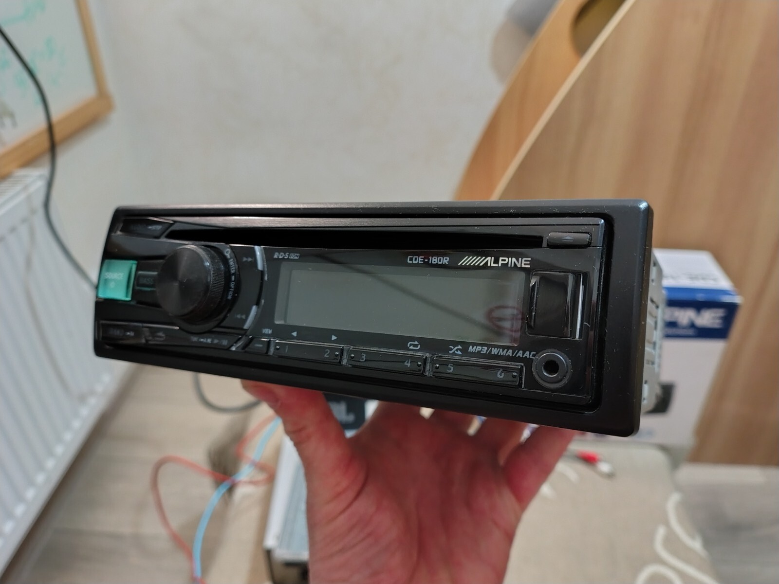 Alpine CDE-180R Car Stereo Mobile Media Receiver Fully Working Good Shape BOX