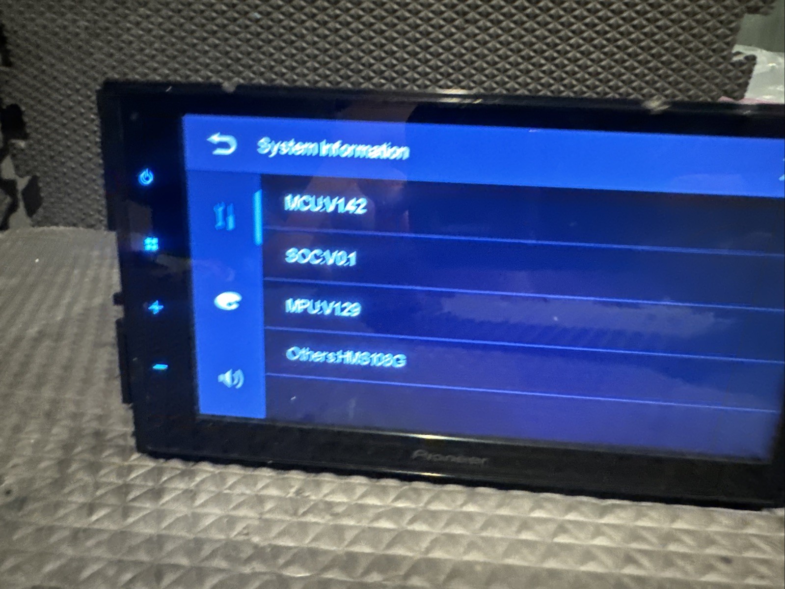 Pioneer DMH-130BT Double-DIN Bluetooth 6.8″ Touchscreen Digital Media Receiver