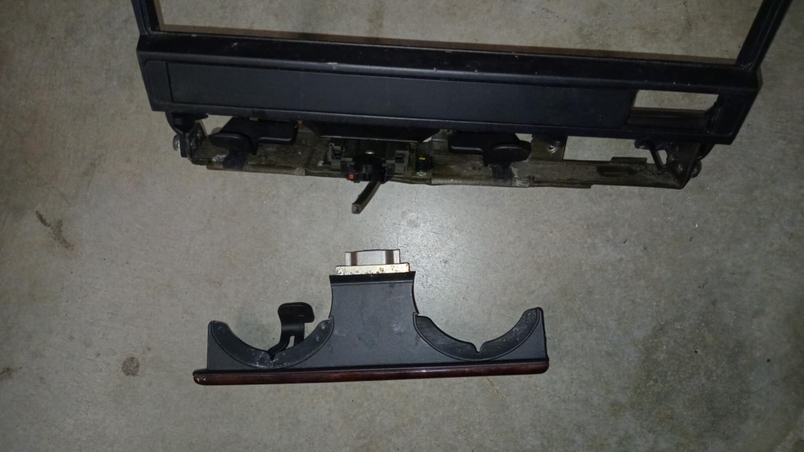 06/1996 to 12/2001 BMW E38 7 Series Sedan – In dash radio with screen & surround