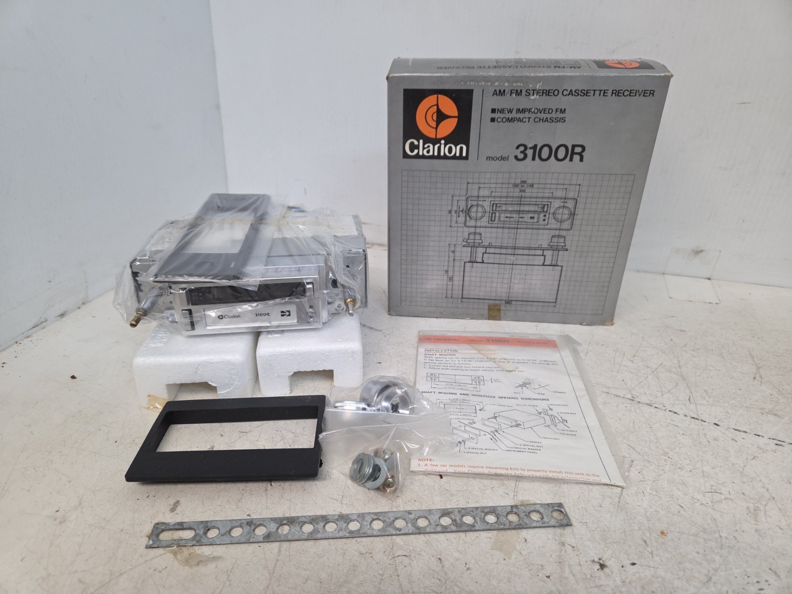Vintage NOS Clarion 3100R AM/FM Stereo Cassette Reciever Shaft Mount Old School
