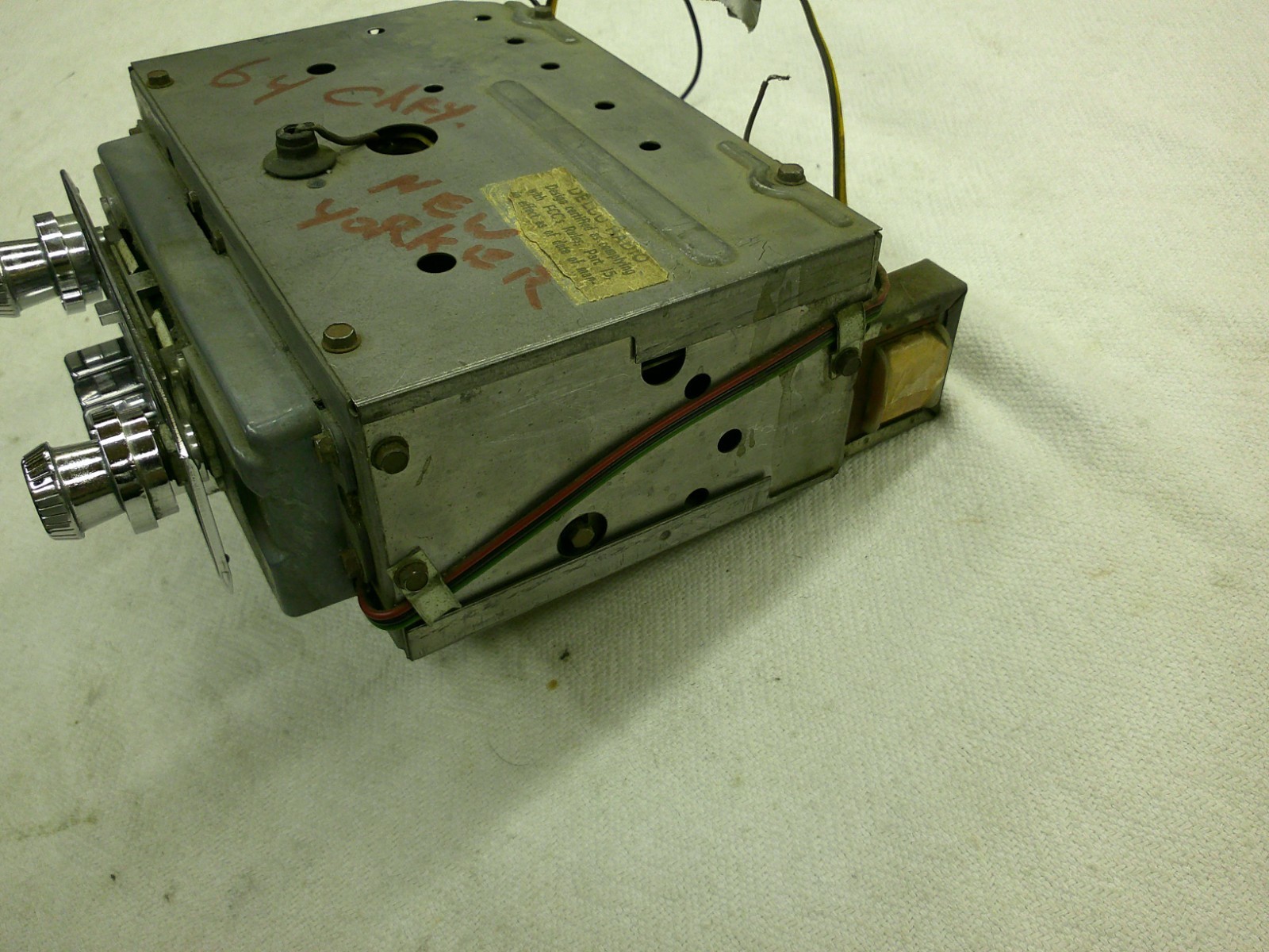 1964 NEW YORKER AM FM RADIO OEM USED CHRYSLER