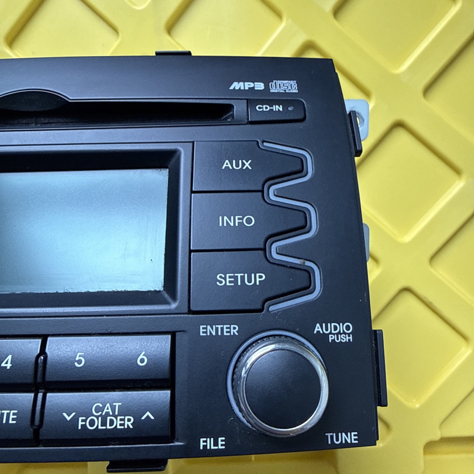 2011-2013 Kia Sorento Radio Receiver AM/FM/CD/MP3 Bluetooth OEM 96140-1U201CA