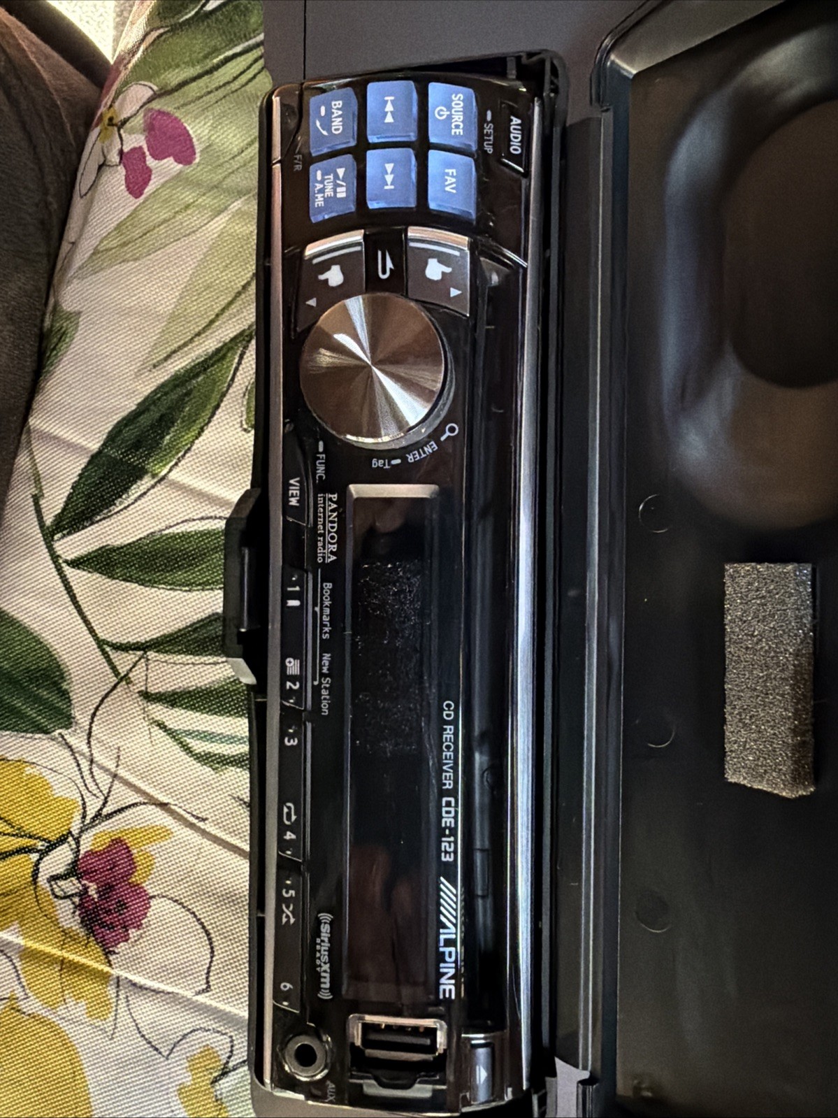 Alpine CDE-123E Car Stereo Mobile Media Receiver Fully Working Good Shape